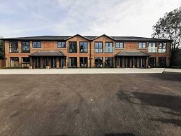 Stylish 2 Bed Flat with Parking