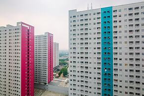 Cozy Studio with Direct Access to Mall at Green Pramuka Apartment