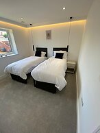 Lovely 2 Bedroom Flat with Parking