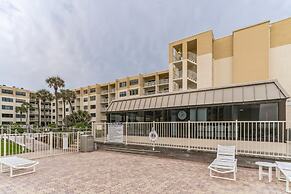 Cute 1br Directly On Beach 1 Bedroom Condo by RedAwning