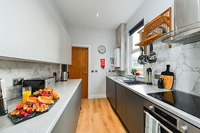 Long Eaton Modern 4bed House