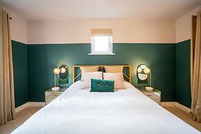 6 Bedroom New Build Detached House in Bicester