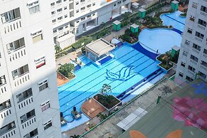 Cozy Studio Apartment Connected to Mall at Green Pramuka