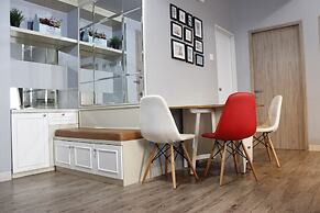 Deluxe 2BR Apartment at Newton Residence with Mountain View