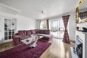 Spacious 5-bed House in Aylesford