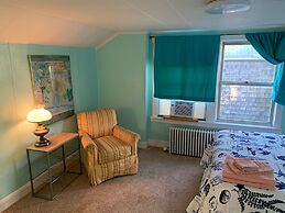 Rustic Rooftop Delight - Bay Front 2 Bedroom Apts by RedAwning