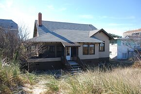 Rustic Rooftop Delight - Bay Front 2 Bedroom Apts by RedAwning