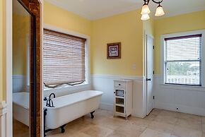 Purple Parrot - 200 Leonora Ct