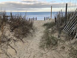 The Pirates' 2 Bedroom Cottage by RedAwning
