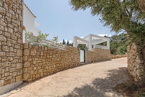 Dion Villa - Pool & Jacuzzi - Sleeps 4 - Zakynthos