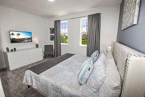 Amazing New 5 Bedroom 4.5 Bathroom TownHome with Pvt Pool and Amenitie