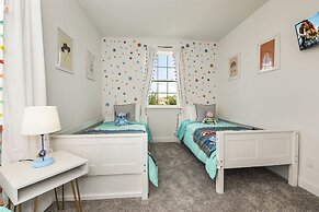 Amazing New 5 Bedroom 4.5 Bathroom TownHome with Pvt Pool and Amenitie