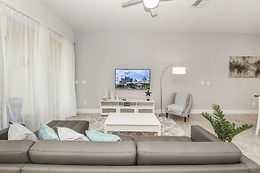 Amazing New 5 Bedroom 4.5 Bathroom TownHome with Pvt Pool and Amenitie