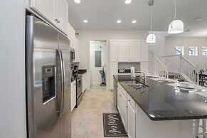 Amazing New 5 Bedroom 4.5 Bathroom TownHome with Pvt Pool and Amenitie