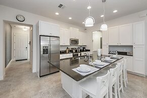 Amazing New 5 Bedroom 4.5 Bathroom TownHome with Pvt Pool and Amenitie
