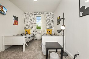 Amazing New 5 Bedroom 4.5 Bathroom TownHome with Pvt Pool and Amenitie