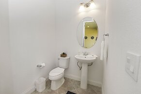 Amazing New 5 Bedroom 4.5 Bathroom TownHome with Pvt Pool and Amenitie