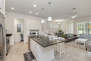 Amazing New 5 Bedroom 4.5 Bathroom TownHome with Pvt Pool and Amenitie