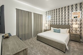 Amazing New 5 Bedroom 4.5 Bathroom TownHome with Pvt Pool and Amenitie