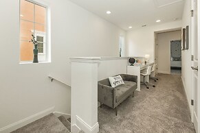 Amazing New 5 Bedroom 4.5 Bathroom TownHome with Pvt Pool and Amenitie