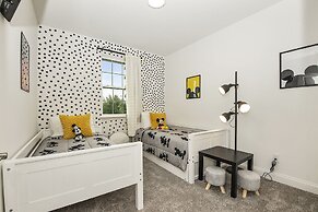 Amazing New 5 Bedroom 4.5 Bathroom TownHome with Pvt Pool and Amenitie