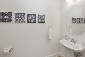 Amazing New 5 Bedroom 4.5 Bathroom TownHome with Pvt Pool and Amenitie