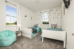 Amazing New 5 Bedroom 4.5 Bathroom TownHome with Pvt Pool and Amenitie