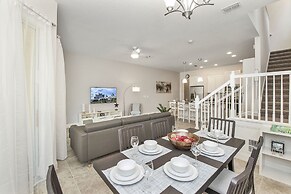 Amazing New 5 Bedroom 4.5 Bathroom TownHome with Pvt Pool and Amenitie