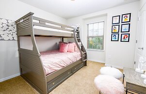 Amazing New TownHome 5 Bdr 4,5 Bath with Pvt Pool and Access to Clubho