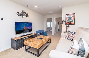 Amazing New TownHome 5 Bdr 4,5 Bath with Pvt Pool and Access to Clubho