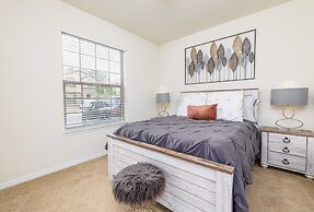 Amazing New TownHome 5 Bdr 4,5 Bath with Pvt Pool and Access to Clubho