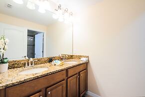 Contemporary 4 Bed 3 Bath Town Home With Upgrades, Private Pool i Clos