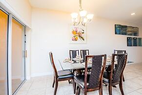 Contemporary 4 Bed 3 Bath Town Home With Upgrades, Private Pool i Clos