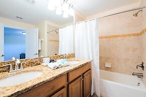 Contemporary 4 Bed 3 Bath Town Home With Upgrades, Private Pool i Clos