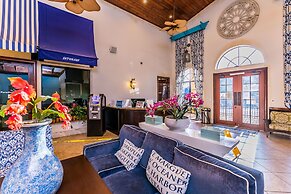 Contemporary 4 Bed 3 Bath Town Home With Upgrades, Private Pool i Clos