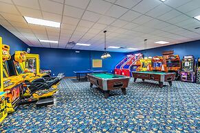 Contemporary 4 Bed 3 Bath Town Home With Upgrades, Private Pool i Clos