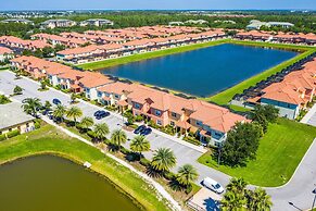 Contemporary 4 Bed 3 Bath Town Home With Upgrades, Private Pool i Clos