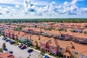 Contemporary 4 Bed 3 Bath Town Home With Upgrades, Private Pool i Clos