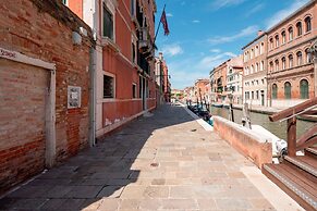 The Waterview Alcove