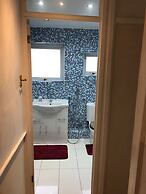 Lovely 3-bed House in Farnham Royal Slough