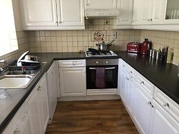 Lovely 3-bed House in Farnham Royal Slough