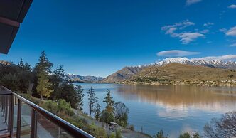 Absolute Lakefront Living 2 Bedroom