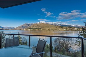 Absolute Lakefront Living 2 Bedroom