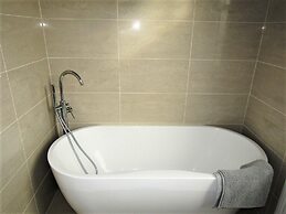 Large Private Double En-suite - 5
