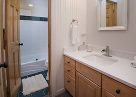 2109 B Chamonix 4 Bedroom Home by RedAwning