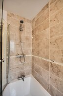 Cosy 2 Bedroom Apartment with Parking