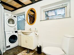 Charming Harbor Cottage-by Traum