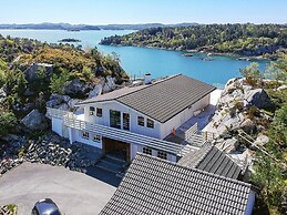 12 Person Holiday Home in Fitjar