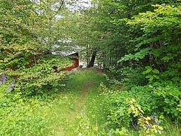 Secluded Greenery Retreat-by Traum