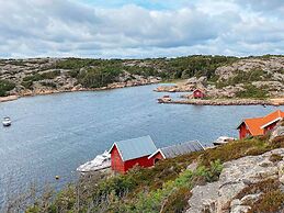 Serene Seaside Retreat in Vesteroy-by Traum